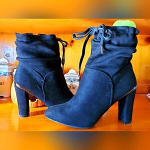 NWOT Le Château Heeled Boots 🖤💕